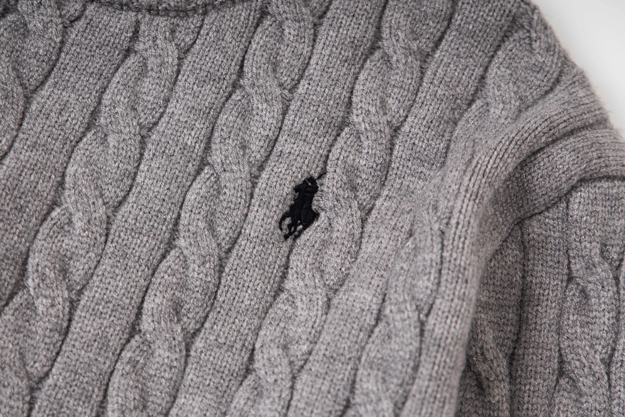 P210 model number: Y195 Ralph Lauren men's round neck sweater men's hemp flower original collar sweater. The version is really good-looking. It can be worn alone or as a jacket to be worn inside or outside. The upper body shows personal fashion charm. Four colors are available. The same style for men and women. A must-see item for new summer products. Tag, hanging grain, washed, packaging bag, full set of accessories. Very good appearance, super exquisite workmanship. Size: S-XL